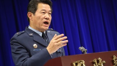 国防部周四下午举办记者会，空军司令部计划处长唐洪安少将在记者会上说明。