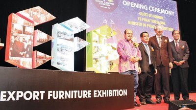 三苏伊斯干达（左起）、蔡春才、卢成全及末再迪，主持2019马来西亚国际出口家具展开幕仪式。