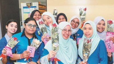 在三八妇女节这天，各行各业以不同的方式，感谢妇女的贡献。在雪兰莪一家医院，就有人赠送花朵给护士们。