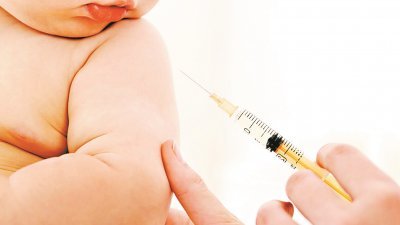 政府有意立法强制父母为婴儿疫苗接种。