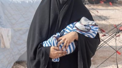 远赴叙利亚嫁给“圣战士”的贝居姆，与其他“圣战新娘”被安顿在叙利亚北部的一个难民营。她在3周前诞下男婴，但孩子在近日病逝。