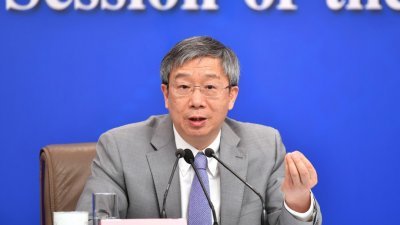 易纲周日早首次以中国人民银行行长身份参加两会，就“金融改革与发展”回答记者提问。