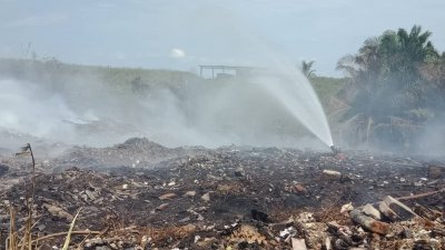 东南镇非法垃圾场地方 火肆虐，疑是造成古来、 新山多区空气弥漫烧焦味 的原因。（郑凯聪提供）