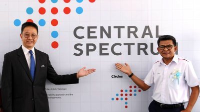 邓章钦（左）与莫哈末拉兹夫展示Central Spectrum公司的全新徽标。
