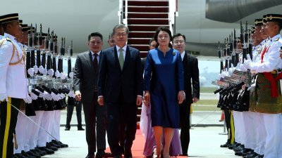 韩国总统文在寅（左）与夫人金正淑（右）周二中午抵达雪邦吉隆坡国际机场，开始展 开为期3天的马来西亚国事访问行程。