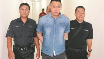 涉嫌柬埔寨高薪骗案的嫌犯（中）周三被控。