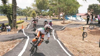 峇株巴辖迎来首个脚踏车“模块化波浪道”，极限脚车运动爱好者在跑道上骑脚踏车奔驰，不亦乐乎。