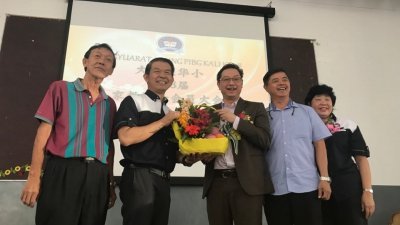 黄瑞兴（左2起）颁发纪念花篮给潘伟斯，感谢他的出 席，左起为洪河忠、王瑞昇及苏绣蓉。