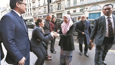 首次访问巴黎的副首相旺阿兹莎（右2）在扺达所下榻酒店时，受到使馆官员的迎迓。右为马来西亚驻法国大使拿督阿兹法。