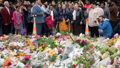 纽西兰民众在枪击案发生后，不分宗教和族群均自发的到案发现场用自己的方式悼念死者。图为萨摩亚教会成员们于周日，透过歌唱吊唁遇难者。
