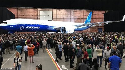 波音公司原定在西雅图举行传媒发布会，推出最新的777X系列客机，但空难后改以低调形式进行，上周三在波音机厂的机库让新机亮相，只邀请内部员工出席仪式。
