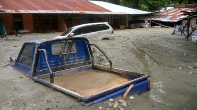 倾盆大雨袭击巴布亚省首府查亚普拉附近的森塔尼镇，引发暴洪和山崩，这是一个惨遭山泥掩埋的当地村落。