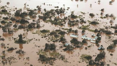 莫桑比克经热带气旋伊代吹袭引发洪灾后，贝拉港一处住宅区顿时被洪水所淹没，宛若一片泽国。此次风灾为该国带来无法预估的损失，当中罹难人数恐怕将超过1000人。