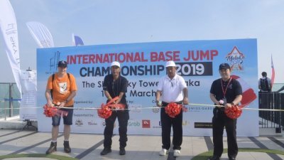 郑荣成（右2）在2019年马六甲国际跳伞赛会上剪彩开幕，左起为盖瑞肯宁汉、莫哈末诺力占及林群胜。