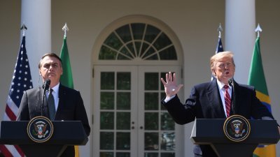 巴西总统博尔索纳罗（左）与美国总统特朗普周二在美国白宫会晤，双方就贸易、委内瑞拉局势等议题进行讨论。这是博尔索纳罗于特朗普在白宫玫瑰园召开联合记者会。