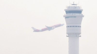 烟霾再度来袭，雪邦吉隆坡国际机场一带周二下午灰濛濛一片。