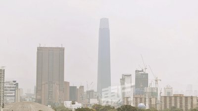 烟霾的包围，导致能见度降低，眺望高耸的吉隆坡建筑亦变得朦胧不清。（摄影：伍信隆）