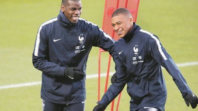 法国双星博格巴与姆巴佩，在训练场上谈笑风生，似乎对拿下弱旅摩尔多瓦，胸有成竹。