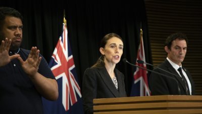纽西兰总理阿德恩（中）周四在国会举行的记者会上，宣布一系列枪管措施。