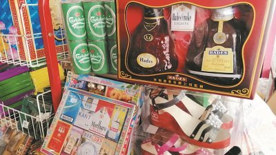 清明节将至，神料店推出各式各样的纸扎祭品，供民众购买。