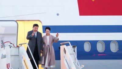 中国国家主席习近平与夫人彭丽媛，当地时间周四乘专机抵达罗马，开始对意大利进行国是访问。