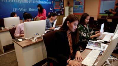 泰国选举委员会在此次大选成立了特别委员会，专门监督网上竞选活动及政治讨论。这是工作人员在曼谷的监控中心，筛查社交网站上的相关帖文，检查各政党有否违规拉票。