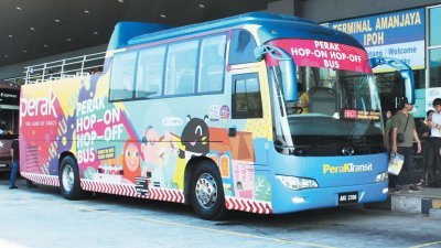 经改装的怡保观光巴士周六上午8时30分从九洞美露拉也安定繁荣巴士终站出发，载送乘客穿梭怡保12个站。