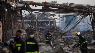 江苏盐城市响水县陈家港化工园区的化工厂发生爆炸后，留下了满地的建筑残骸。这是消防人员在满目疮痍的废墟中，进行搜救工作。