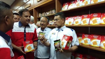 赛夫丁纳苏申（右）视察，峇东埔玛拉工艺大学的大学食物 银行计划的进展。