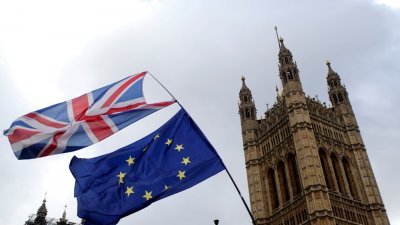 英国决定延后脱欧，并获得欧盟批准，英国国会已就此重启讨论。而网上呼吁停止脱欧的请愿活动，连署人数已破300万。这是民众的示威集会上，英国和欧盟的旗帜在国会外飘扬。
