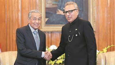 在访问巴基斯坦期间，马哈迪（左）与该国 总统阿里夫阿尔维会面。