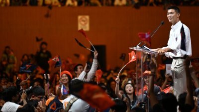 未来前进党唯一首相候选人塔纳通，周五晚出席该党的选前之夜活动，群众反应踊跃。若塔纳通成功当选，他将是泰国史上最年轻的首相。未来前进党是2018年新创的政党，现成为第4股重要势力。
