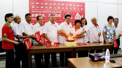 苏家斌（左6）率领出席连线党庆活动的理事一同进行切蛋糕仪式，左2 起为李福才、维拉、陆震鸿、冯家声、黄桂美、丘秀蓉及吴亚仔。