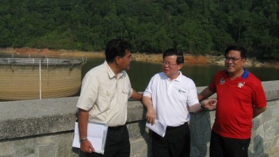 杰瑟尼（左起）、曹观友和升旗山国会议员黄汉伟巡视亚依淡水坝时，了解最新进展。
