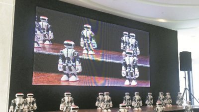18只AI机器人准备表演。