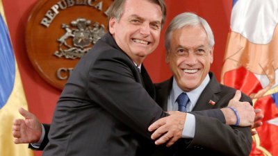 南美洲国家领袖于周五在智利首都圣地牙哥，签署“圣地亚哥宣言”，宣布成立“南美洲进步论坛”。会后，智利总统皮涅拉（右）与巴西总统博索纳罗互相拥抱。