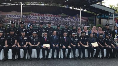 哈欣（前排左6）、阿德里、拉惹沙隆、以 及其他警官与获得表扬状的人士合影。