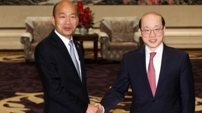 台湾高雄市长韩国瑜（左）周一在深圳西丽镇麒麟山庄，与中国国台办主任刘结一见面。韩国瑜表示，这次是到大陆进行交流，希望多交朋友。