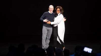 苹果举行春季发表会，为苹果新产品Apple TV+站台的名主持人奥普拉（右）拥抱苹果首席执行员库克。