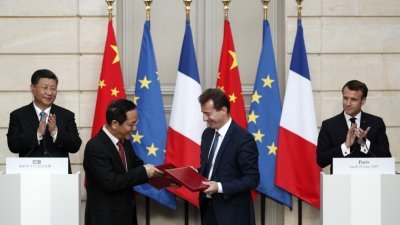 中国国家主席习近平（左）与法国总统马克龙（右）见证空中巴士合约签署仪式。