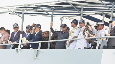 马哈迪（右6）乘搭大马皇家海军“KD Perantau”船舰，巡视国际海事防御展。