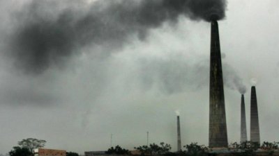 印度去年二氧化碳排放量比前年增加4.8%，是全球最高，超过另两个排放大国中国和美国。这是印度西孟加拉邦首府加尔各答以南50公里的马兰查，一家砖窑厂排出浓浓黑烟。