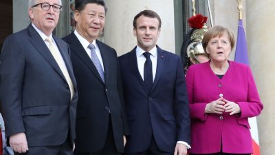 法国总统马克龙（右2）邀请欧盟委员会主席容克（左）与德国总理默克尔（右）到爱丽舍宫，与到访法国的中国国家主席习近平（左2）举行四方会谈。