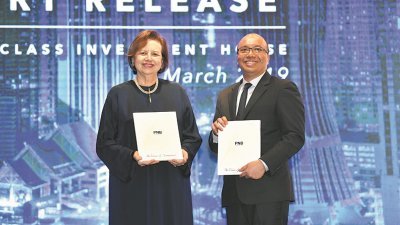 洁蒂（左）与阿都拉曼出席国投机构2018年报发布会。