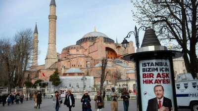 圣索菲亚博物馆，位于土耳其最大城市伊斯坦布尔，地方选举临近，博物馆附近可见土耳其总统埃尔多安的宣传海报。