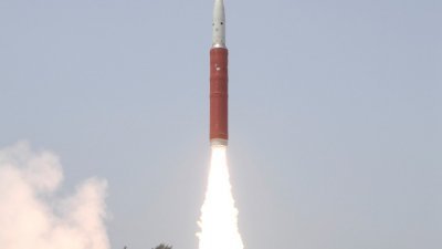 印度新闻资讯局发布反卫星导弹，从奥里萨邦外海的卡兰岛发射升空的画面。反卫星导弹成功摧毁一枚卫星，让印度跻身太空超级强权。