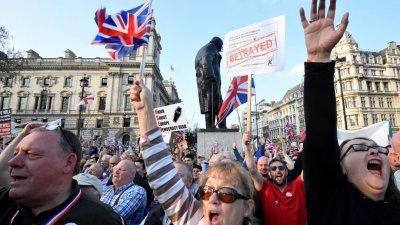 支持脱欧的英国民众，从桑德兰游行至伦敦的国会外广场上，举著标语牌和英国国旗，抗议政府背叛脱欧承诺。按原计划，英国应于当日3月29日正式离开欧盟。