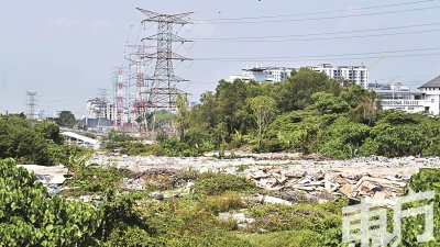 位于蕉赖马鲁里花园一块占地2英亩的地段，堆满了垃圾，每次雨后飘来阵阵臭味，严重影响居民的生活。（摄影：伍信隆）