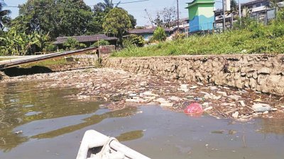 士姑来河长期被当成非法垃圾场，河流被污染。（受访者提供）