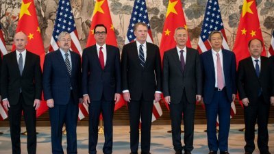 美国财政部长姆努钦（左3起）和贸易代表莱蒂泽，以及中国副总理刘鹤率领的中美代表，在北京钓鱼台国宾馆合照。